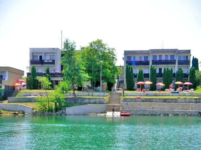 Hotel Fortuna Szenc Kültér fotó
