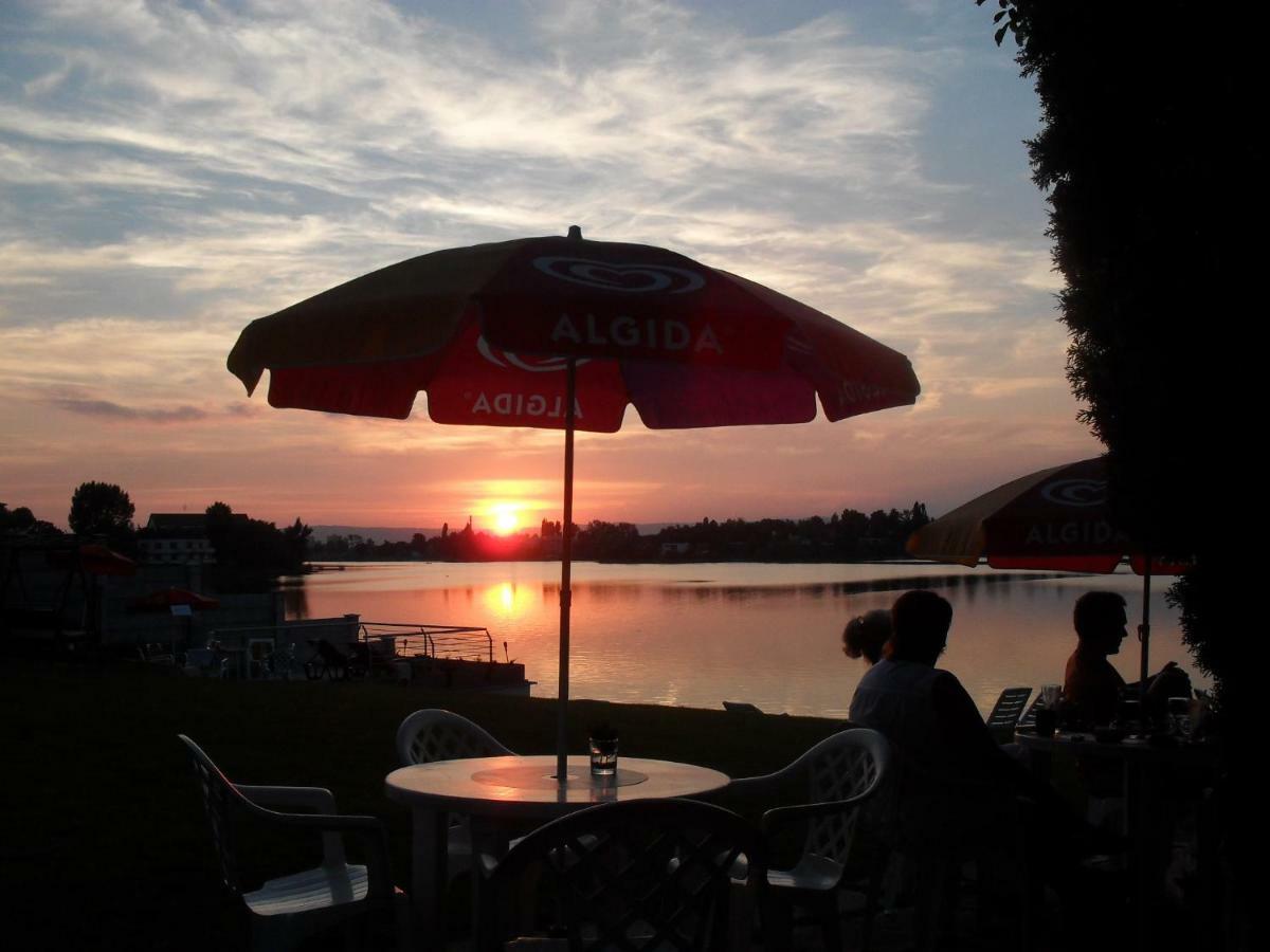 Hotel Fortuna Szenc Kültér fotó